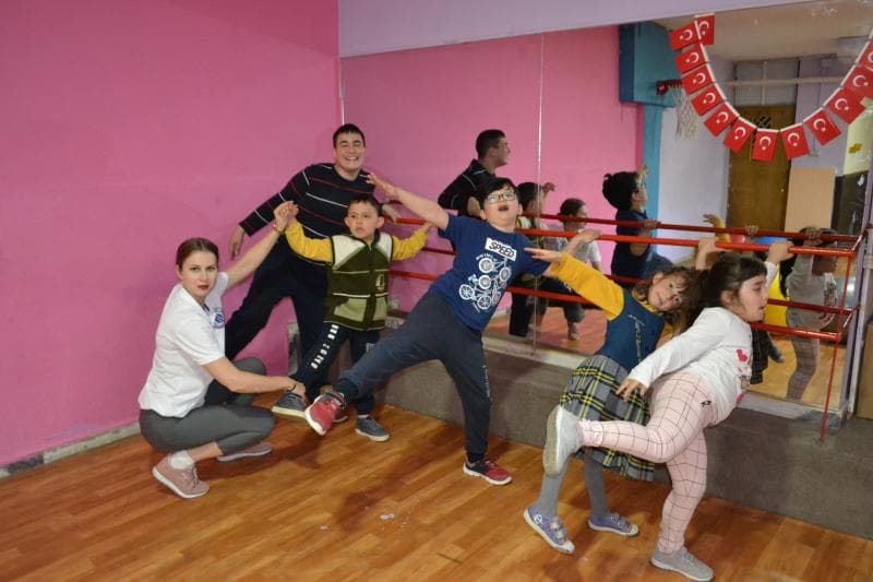 Beden eğitimi öğretmeni eşliğinde denge çalışması