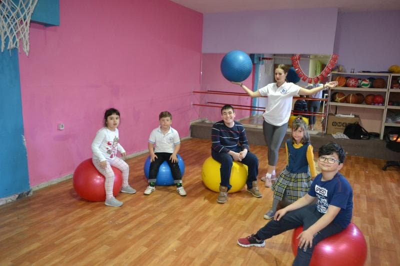 Spor salonunda esneme ve kondisyon etkinliği