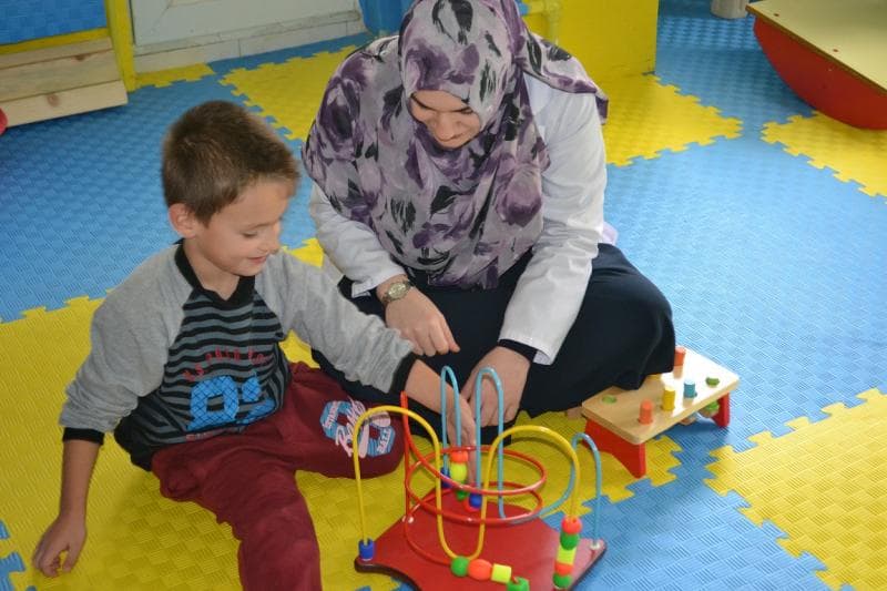 Hafif otizm sınıfında okula hazırlık ve kavram öğretimi