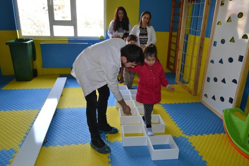 Otizm sınıfında uzman öğretici eşliğinde masa başı etkinlik