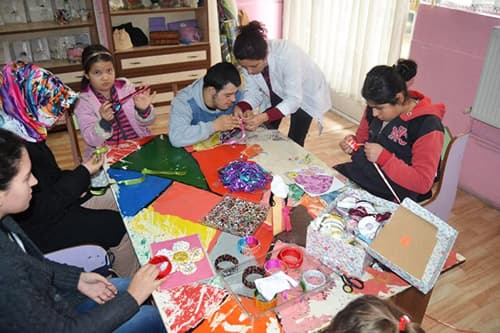 El becerileri ve sosyal aktiviteler ünitesinde sanat etkinliği yapan öğrenciler