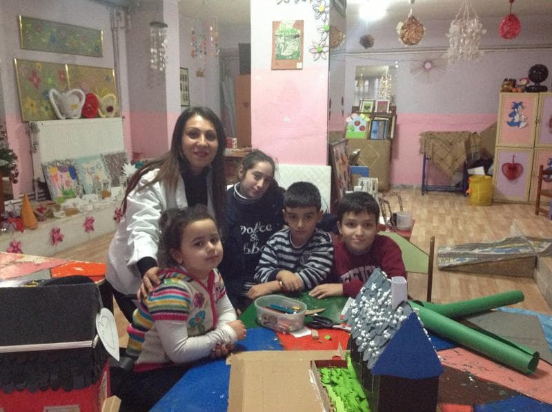 El sanatları sınıfında kesme ve yapıştırma etkinliği