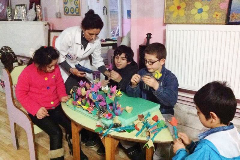 Özel eğitim el sanatları etkinlikleri boyama ve tasarım çalışması