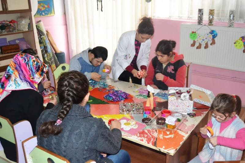 El becerileri ünitesinde masa başı sanat çalışması