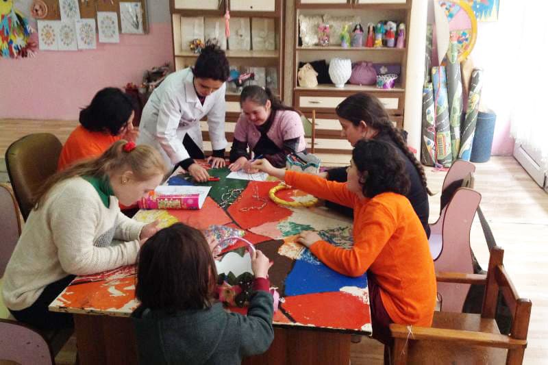 Özel eğitim öğrencilerinin tamamlanan el sanatları eserleri