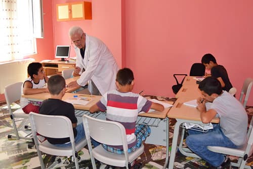 Etüt eğitim sınıfında ders çalışan öğrenciler