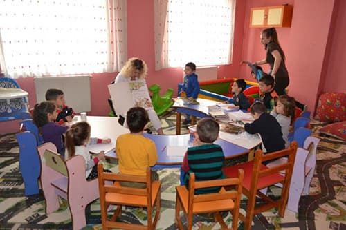 Grup eğitimi ünitesinde birlikte etkinlik yapan öğrenciler
