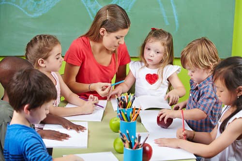 Okul öncesi özel eğitim destek eğitiminde öğretmenle etkinlik yapan çocuk