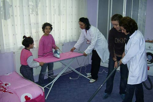 Öz bakım ve günlük yaşam becerileri uygulama evinde çalışma yapan öğrenci