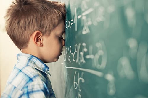 Öğrenme güçlüğü destek eğitiminde uzman eşliğinde okuma ve yazma çalışması yapan öğrenci