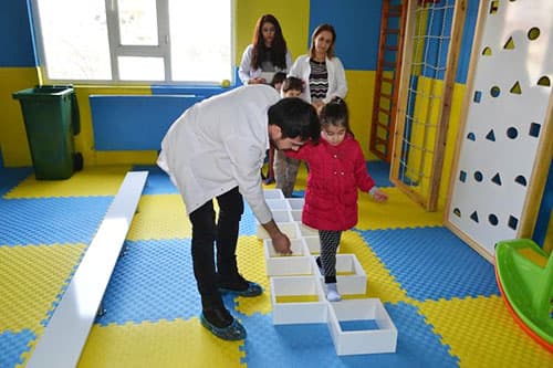 Otizmli öğrenciler için düzenlenmiş istasyonlar ve görsel program panosu bulunan çok amaçlı otizm sınıfı
