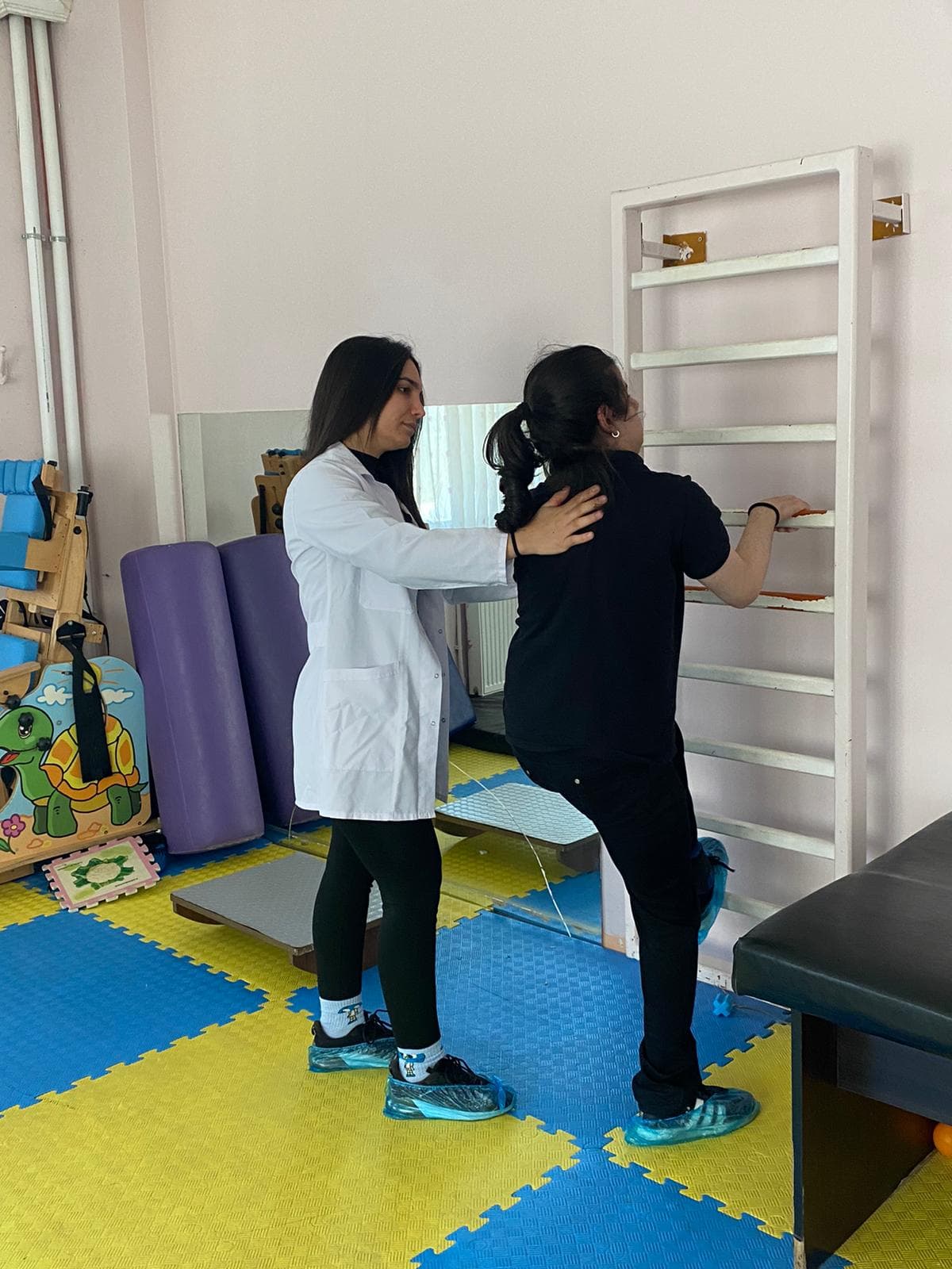 Fizyoterapi salonunda birebir germe ve mobilizasyon uygulaması