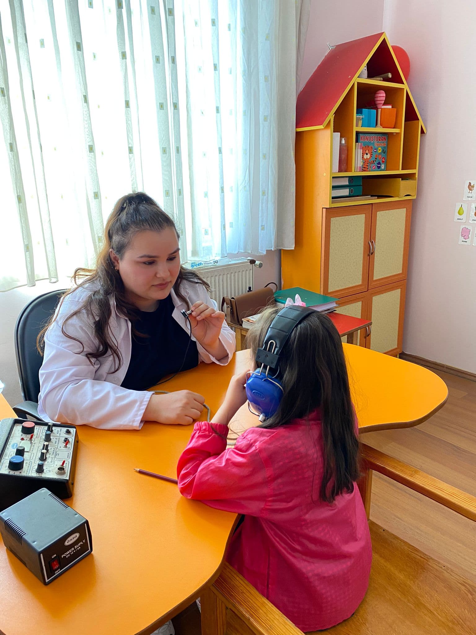 İşitme ve dil eğitim sınıfında bireysel çalışma