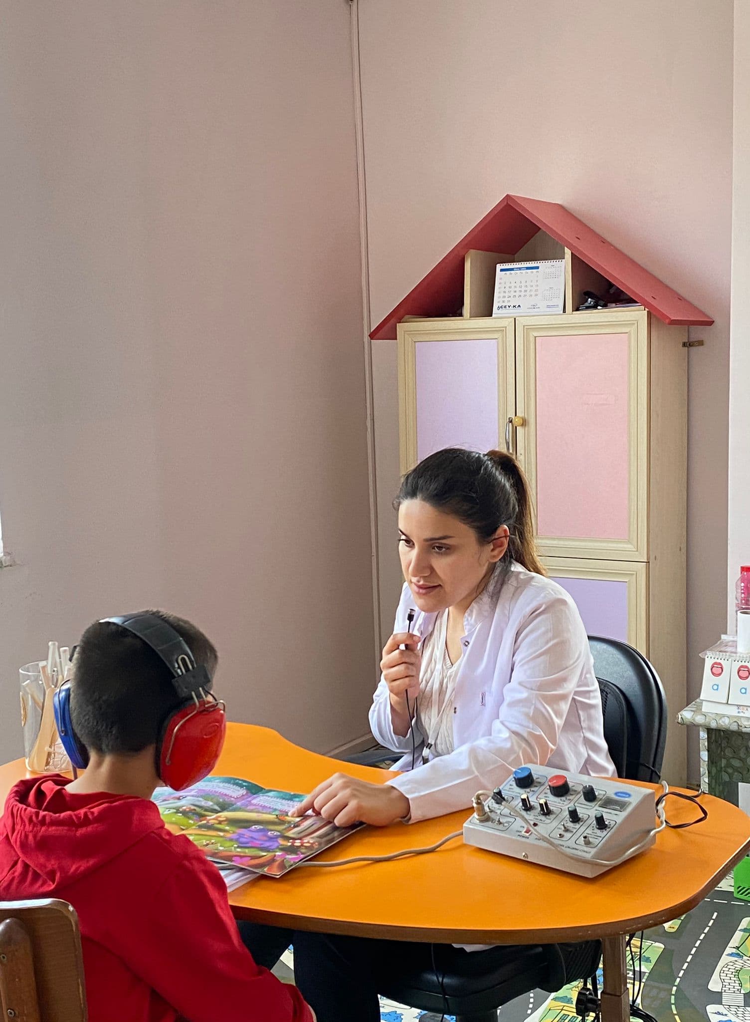Özel eğitim sınıfında okuma-yazma ve dikkat çalışması