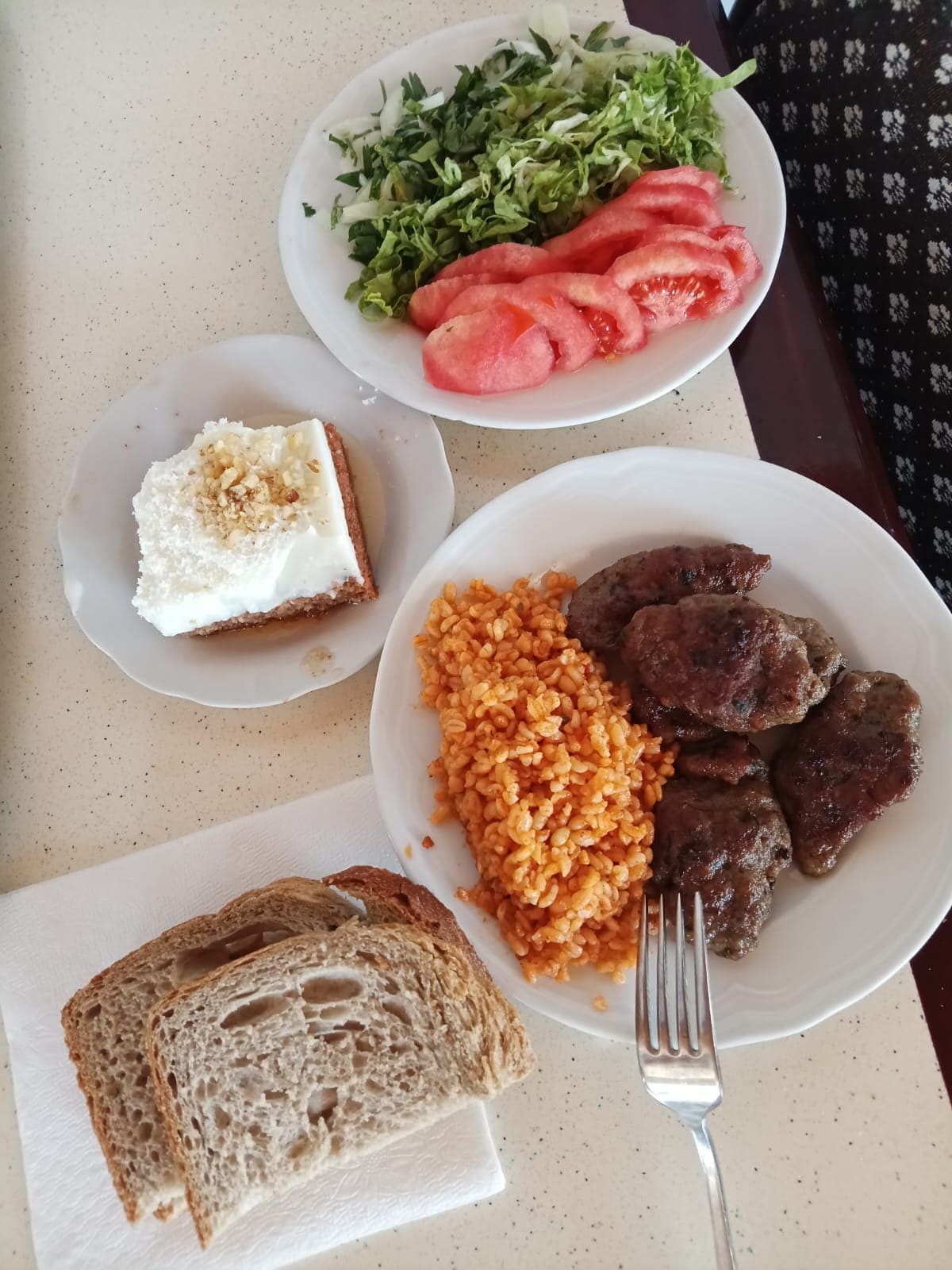 Merkez yemekhanesinde hazırlanan yemek servisi